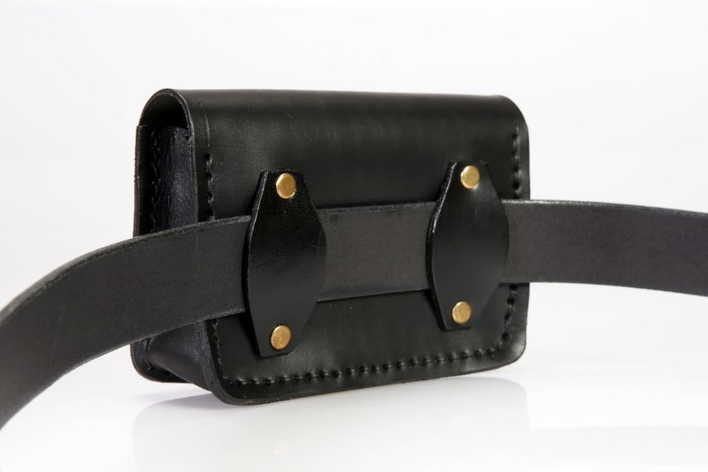 Pochette en cuir noir pour ceinture "Bouley"