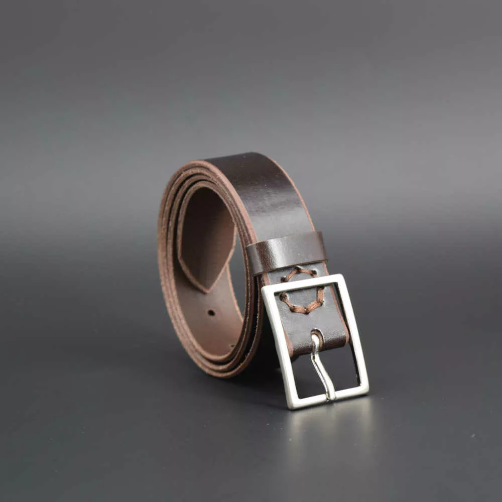 Ceinture fine en cuir marron foncé avec boucle carrée "Yannick"