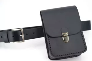 Pochette noire en cuir à mettre à la ceinture - Roger